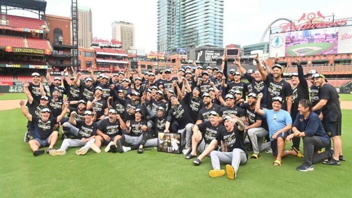 Milwaukee repite título divisional en Grandes Ligas y Mets siguen en caída libre