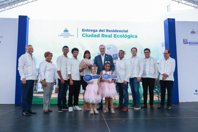 Presidente Abinader entrega 488 nuevos apartamentos a familias de SDE