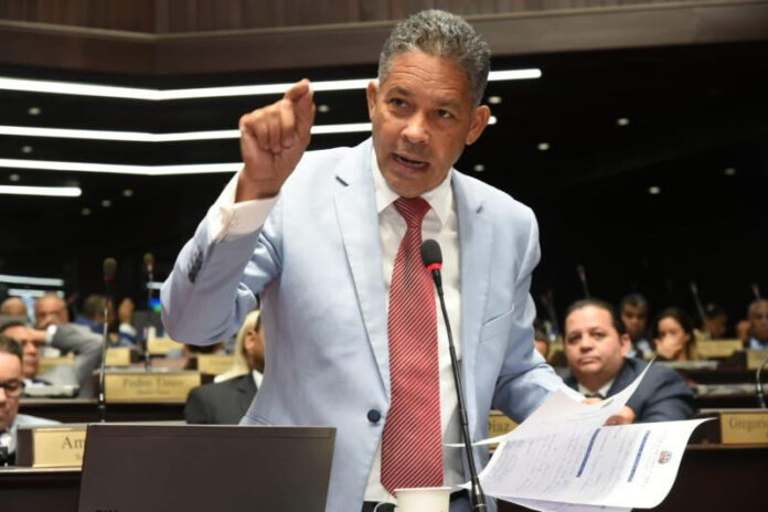 El representante de la provincia La Romana destacó que el hemiciclo es un espacio para legislar y fiscalizar, no para expresar quejas