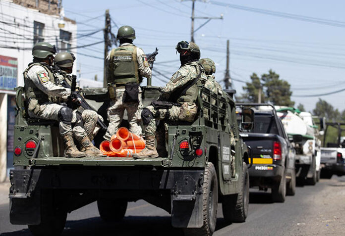 México despliega 10.000 militares tras ola de violencia por muerte de capo narco