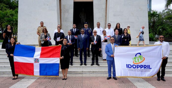 Idoppril rinde honor a los padres de la patria con ofrenda floral