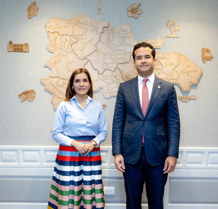 Embajadora de EE.UU visita en su despacho al senador Omar Fernández Embajadora de EE.UU visita en su despacho al senador Omar Fernández