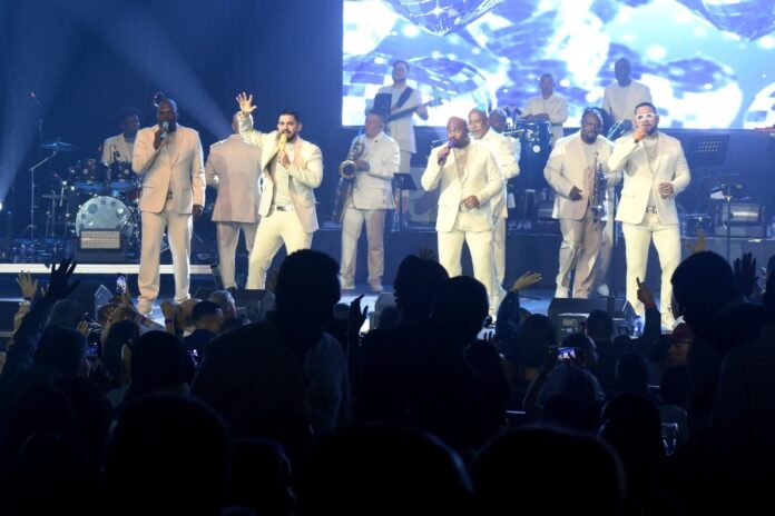 Grupo Niche canta tantos éxitos que el público se quedó hasta el final Grupo Niche canta tantos éxitos que el público se quedó hasta el final