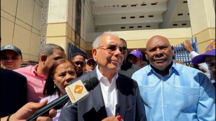 “El país merece una explicación”: Danilo Medina denuncia sobrecostos en obras estatales.