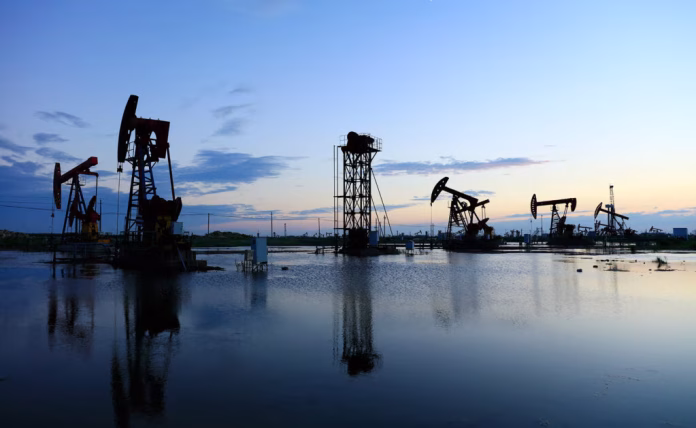 Los precios del petróleo fluctúan pese a decisión de Trump de frenar ataques a Irán