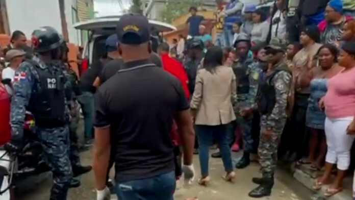 Hallan cadáver de una mujer dentro de una caja en el sector Jeringa en San Cristóbal