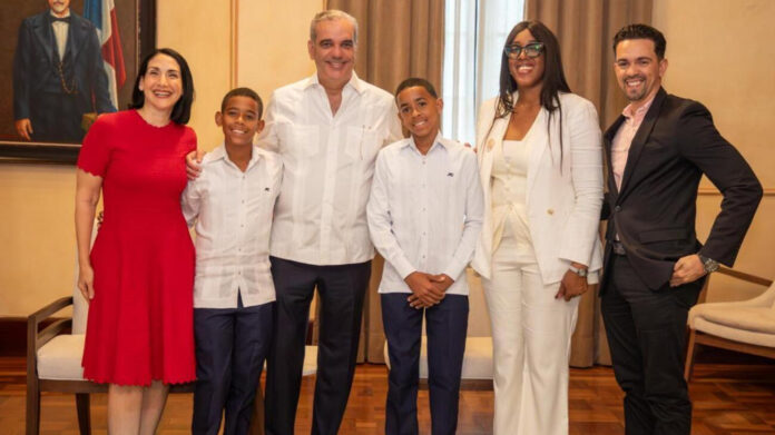 Presidente Luis Abinader recibe al destacado estudiante Hensel Aquino García