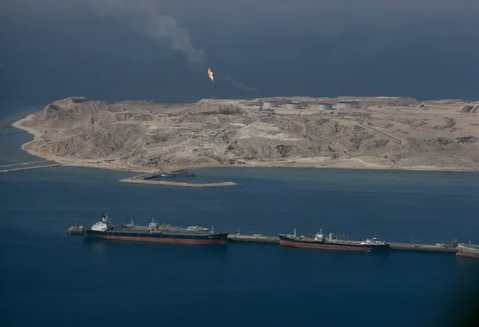 General iraní dice que incendiarán "cualquier barco" que cruce por el estrecho de Ormuz