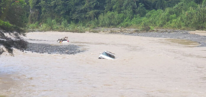 Crecida de río Nizao arrastra vehículos en Rancho Arriba de Ocoa