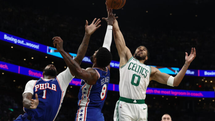 Celtics arrollan a Sixers en inicio de playoffs con brillo de Tatum y Brown