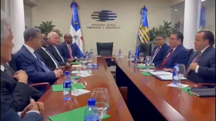 Comisión del gobierno se reúne con Leonel Fernández