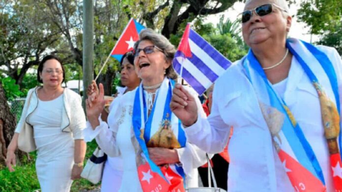Las opositoras cubanas Damas de Blanco denuncian cercos policiales contra sus viviendas