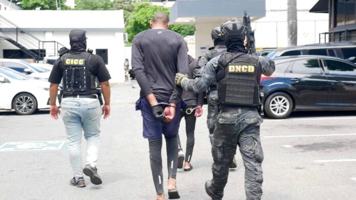 Persecución en Baní: Capturan a dos hombres lanzando droga al mar.