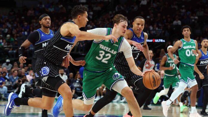 Cooper Flagg en gestión ofensiva en el partido entre los Dallas Mavericks y los Orlando Magic en la NBA. (AFP)