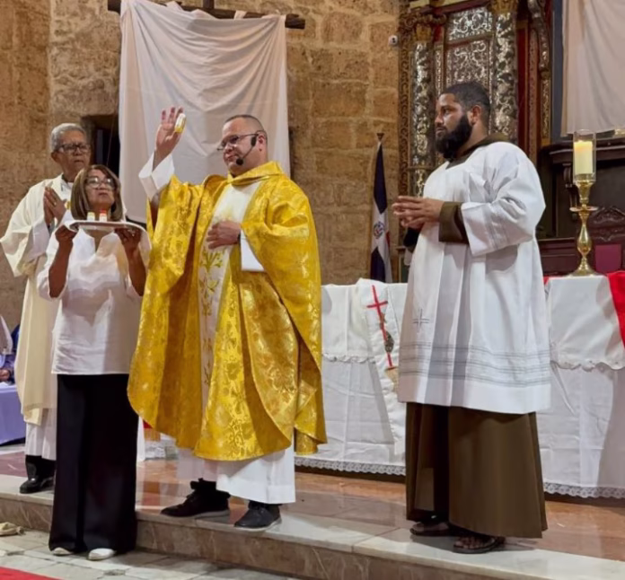 Sacerdote Frankelis Rodríguez advierte sobre el consumismo juvenil y resalta el papel de la Iglesia en redes sociales