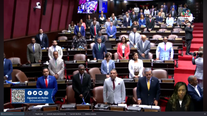 Diputados rinden homenaje con minuto de silencio a víctimas de feminicidios