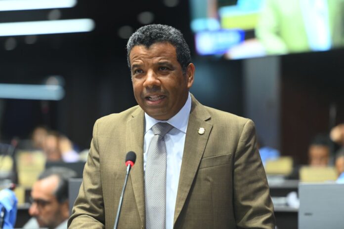 Diputado del PRM respalda reducir cotizaciones para pensión y pone sobre la mesa el fondo de desempleo Diputado del PRM respalda reducir cotizaciones para pensión y pone sobre la mesa el fondo de desempleo