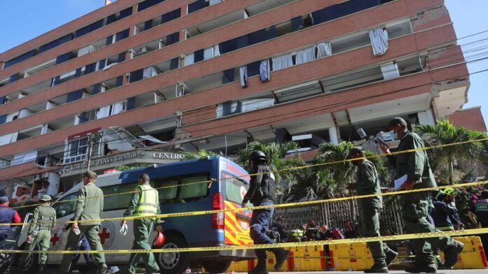 Personal médico y rescatistas realizan el rescate de Hernán Gil tras los terremotos de la semana pasada, este miércoles en Caracas (Venezuela). Un grupo de rescate acumulaba la noche del miércoles más de 48 horas trabajando para sacar a Gil, un venezolano bajo los escombros de un edificio en la localidad de Catia La Mar que se mantiene con vida y ha estado recibiendo hidratación desde el domingo cuando fue localizado. (EFE)