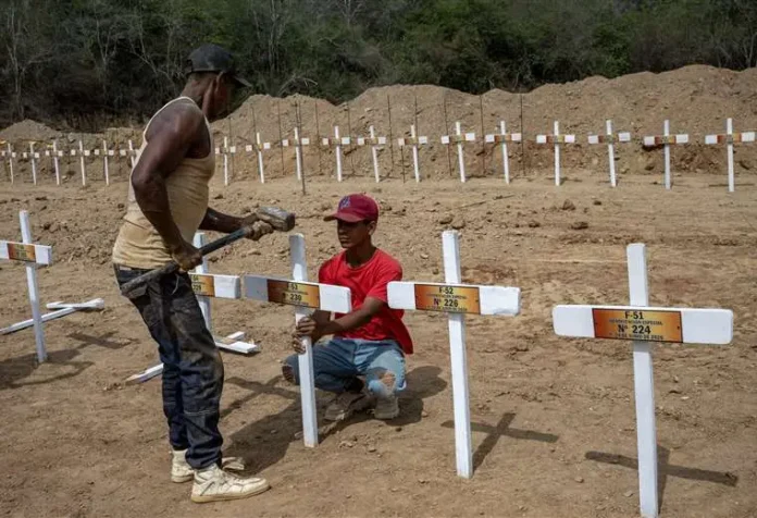 Sepultan en fosas individuales a más de 150 víctimas sin identificar del sismo en Venezuela