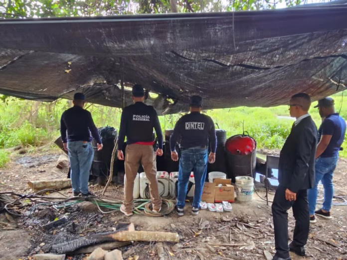 Incautan decenas de miles de insumos tras desmantelar fábricas clandestinas de alcohol