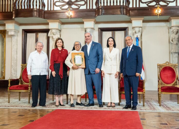 Presidente Abinader entrega premios Adulto Mayor del Año a Ellis Pérez y Protector de la Persona Envejeciente al Hogar de Ancianos Nuestra Señora del Carmen de Higüey