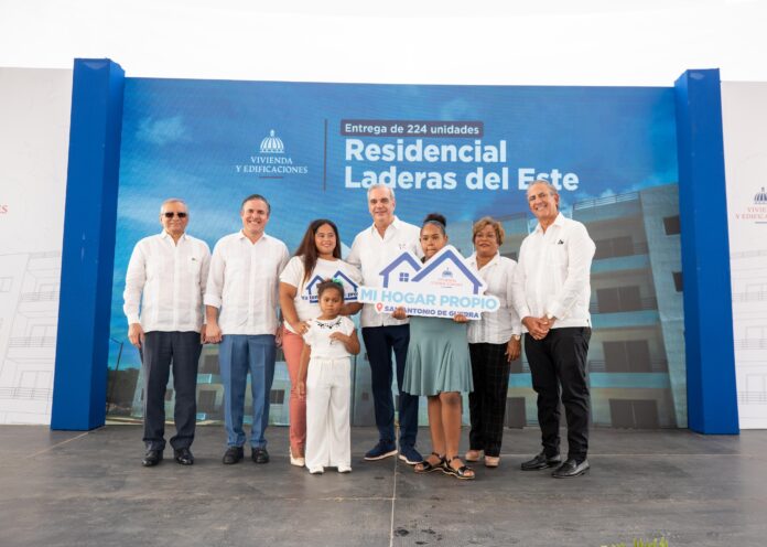 Presidente Abinader entrega 224 nuevos apartamentos que beneficiarán a más de 800 personas en San Antonio de Guerra