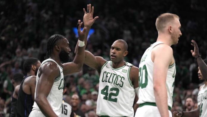 Boston gana el primer duelo a Dallas