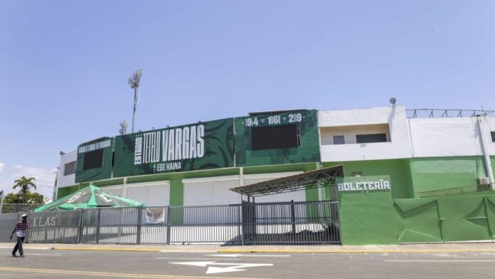 Autoridades entregan fondos para la remodelación del estadio Tetelo Vargas