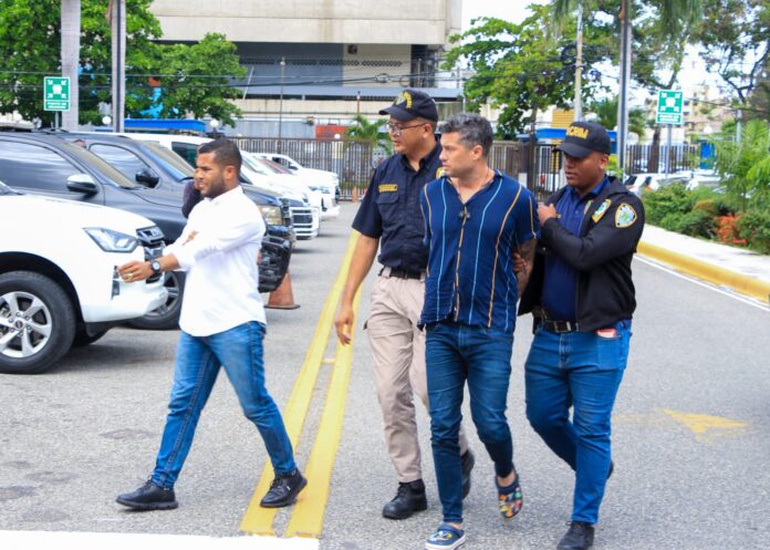 DICRIM traslada desde Punta Cana a la sede de la Policía Nacional hombre participó en asalto sucursal Banco Popular