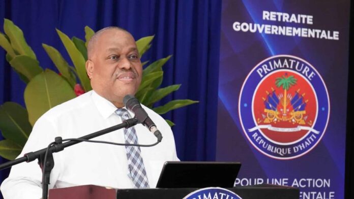 Primer ministro haitiano asiste al funeral de los 3 policías asesinados por bandas armadas Primer ministro haitiano asiste al funeral de los 3 policías asesinados por bandas armadas