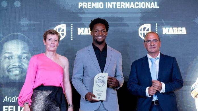 Recibe su premio en España como el mejor jugador internacional Andrés Féliz  Recibe su premio en España como el mejor jugador internacional Andrés Féliz