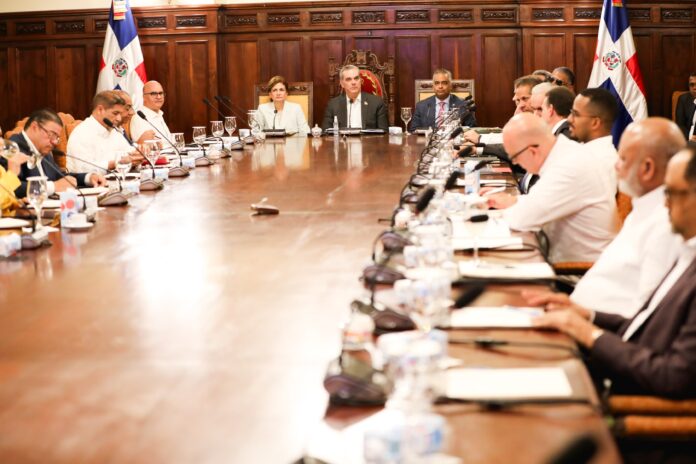 Presidente Abinader encabeza consejo de ministros y directores