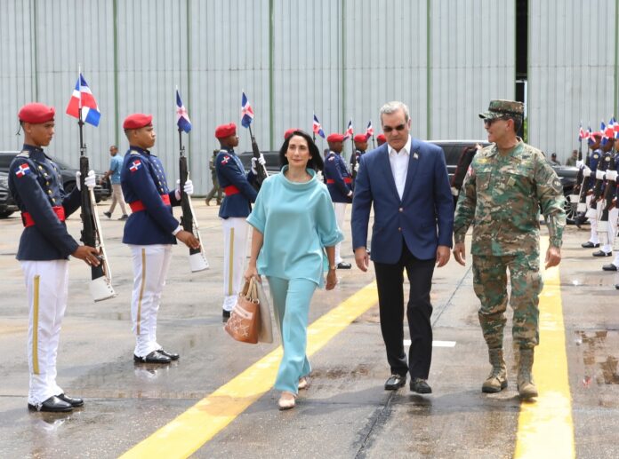 Presidente Abinader sale hacia Panamá para la toma de posesión del mandatario electo José Raúl Mulino Presidente Abinader sale hacia Panamá para la toma de posesión del mandatario electo José Raúl Mulino