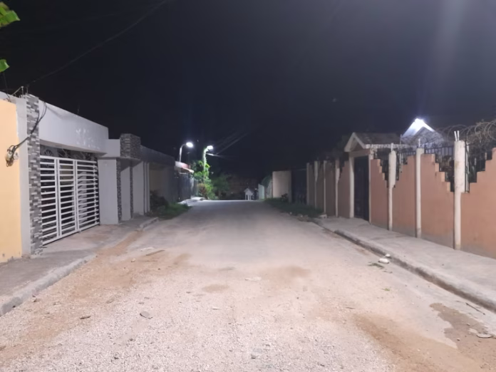 Según denuncias, los malhechores son dos jóvenes cuyas edades oscilan entre los 18 y 20 años, los cuales ya fueron apresados por estar acusado de múltiples atracos a mano armada.