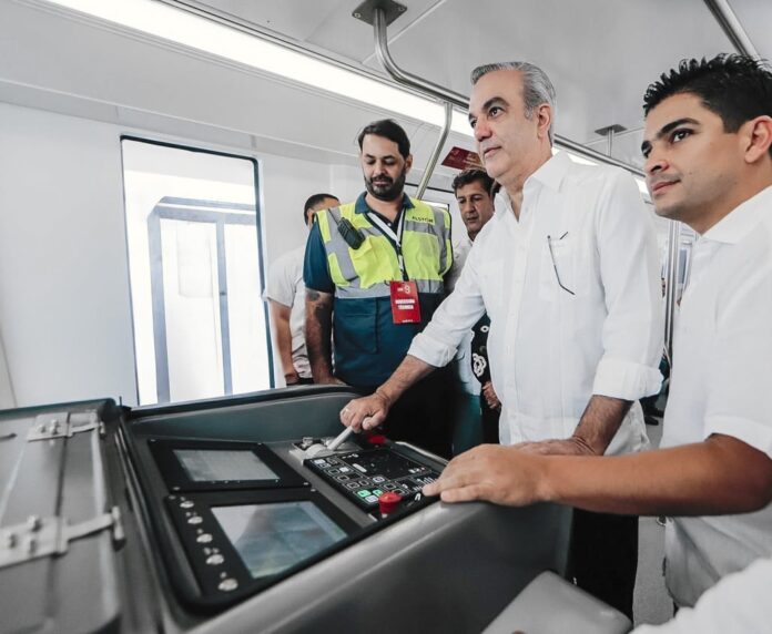 Presidente Abinader condujo el Monorriel de Santiago Presidente Abinader condujo el Monorriel de Santiago