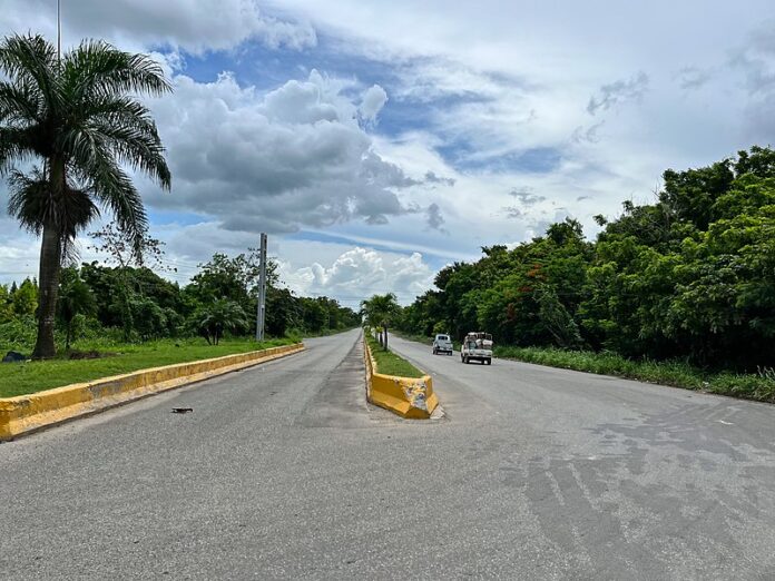 Falta de señalización e iluminación provocan accidentes en Hato Mayor, según denuncian residentes