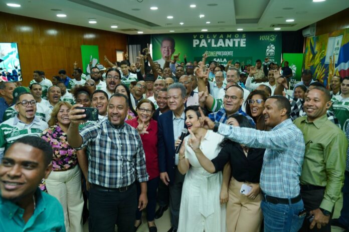 Leonel Fernández se reúne con coordinadores de redes de la FP Leonel Fernández se reúne con coordinadores de redes de la FP