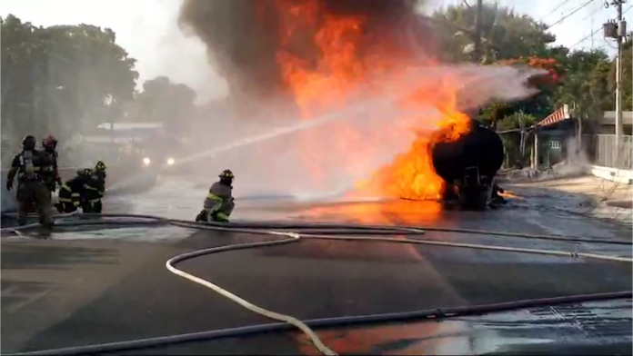 Camión tanquero se estrella en a Autopista Duarte: Chofer sobrevive y omberos batallan contra el fuego