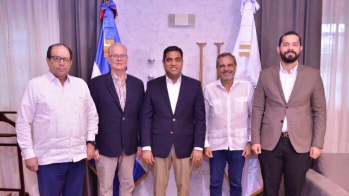 El ministro recibió en su despacho a ejecutivos de la MLB y al Comisionado de Béisbol, Junior Noboa