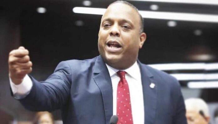 Gobierno utiliza reforma constitucional como “pantalla de humo” para ganar simpatía para introducir reforma fiscal, asegura diputado Gobierno utiliza reforma constitucional como “pantalla de humo” para ganar simpatía para introducir reforma fiscal, asegura diputado