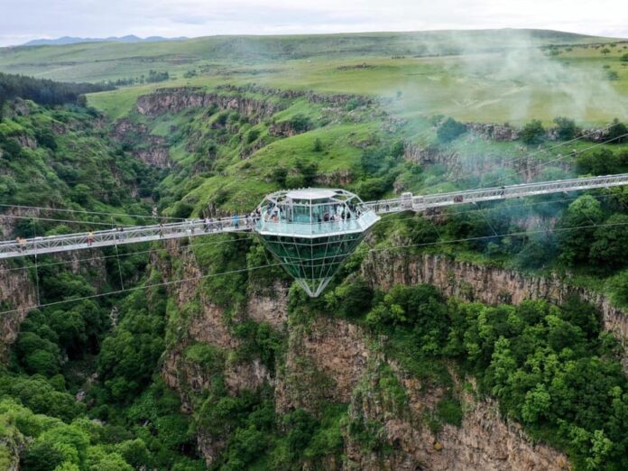 El puente de cristal de Dashbashi, una estructura suspendida única en el mundo