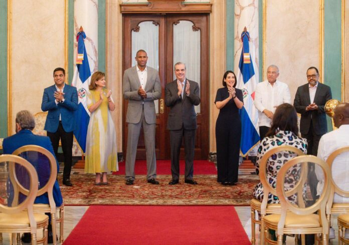 Presidente condecora con Orden del Mérito de Caballero a Al Horford