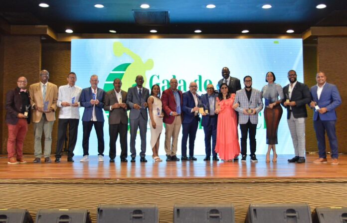 Ministro Kelvin Cruz entrega recursos para remozar la oficina de la ACD