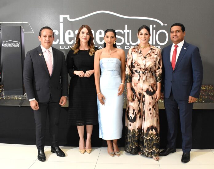 Yasser González, Arlene Díaz, Edith Marie Pérez de González, Laura Pérez de la Mota y Gustavo Polanco
