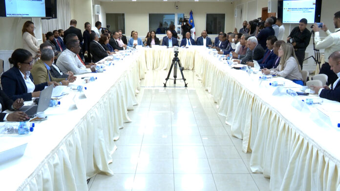 Pleno JCE explica a comisión bicameral implicaciones que tendría unificar las elecciones