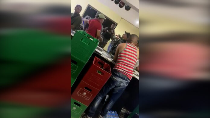 Conflicto entre ciudadanos y policías por cierre de negocio en Jarabacoa