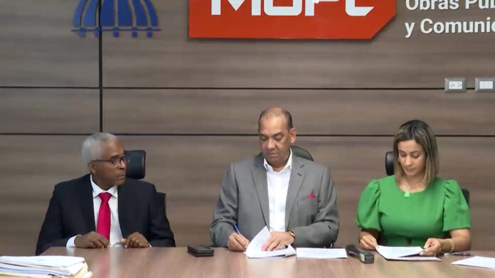 Obras Públicas recibe del CEA contrato de terrenos en Boca Chica