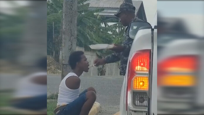 GESTO DE POLICÍA CON JOVEN DISCAPACITADO SE HACE VIRAL REDES SOCIALES