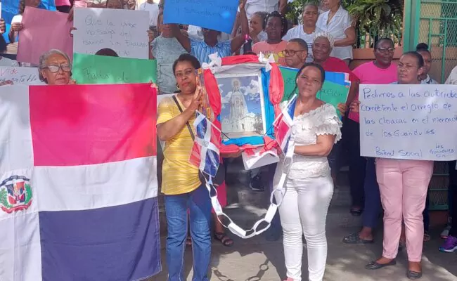 Residentes de los Guandules y Guachupita exigen al gobierno mejoras en los servicios básicos Residentes de los Guandules y Guachupita exigen al gobierno mejoras en los servicios básicos