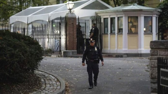 Adams fue acusado por un jurado investigador de cargos penales que aún no se han revelado